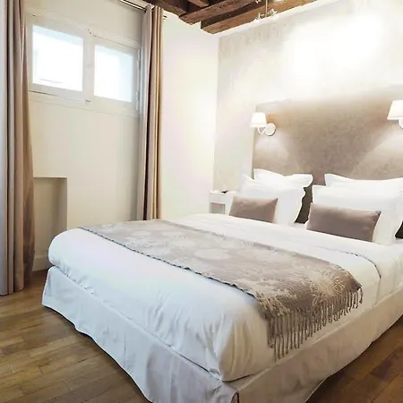 Louvre Parisian Chicsuites