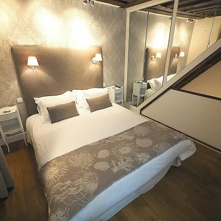 Louvre Parisian Chicsuites