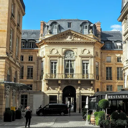 Louvre Parisian Chicsuites * Paris