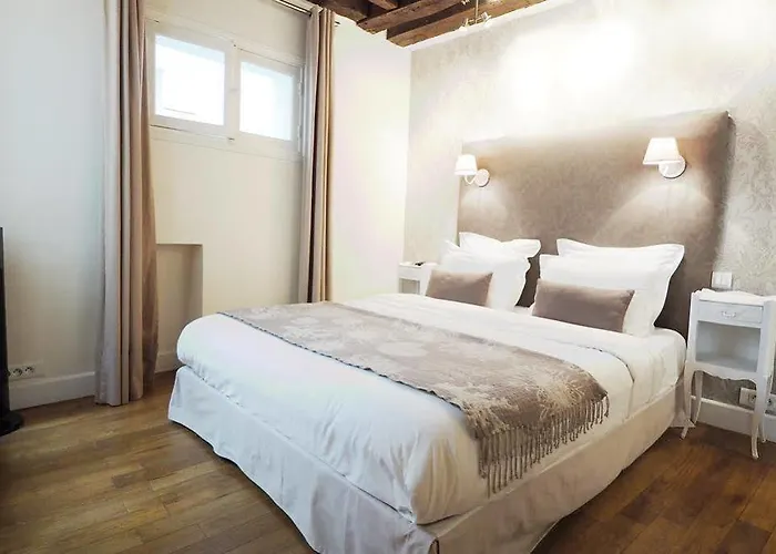 Louvre Parisian Duplex