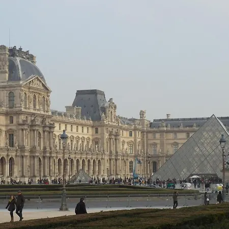 Louvre Parisian Duplex شقة