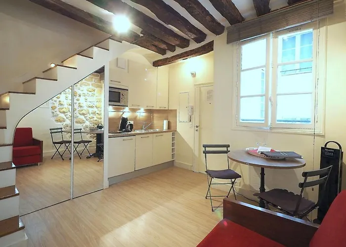 Louvre Parisian Duplex شقة